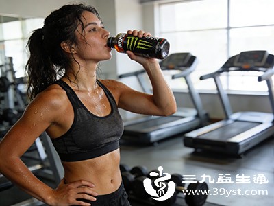 成年人每天每公斤体重需要1-1.2克蛋白质，健身人群、孕妇等可适当增加，但过量摄入蛋白质会增加肾脏负担