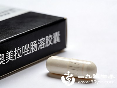 若胃动力不足同时伴有胃酸过多，可适当服用奥美拉唑、雷尼替丁等抑酸药物