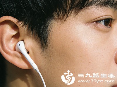 长期佩戴入耳式耳机，耳道处于封闭环境，耵聍排出受阻，且耳机摩擦耳道皮肤，易刺激耵聍分泌