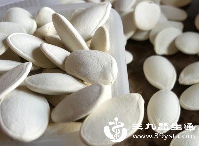 生南瓜子PK其他坚果 锌含量称王 这3类人吃了最受益