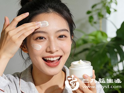 干性皮肤本身缺乏水分和油脂，单独使用芦荟可能无法满足保湿需求，可在使用芦荟后搭配保湿面霜，锁住皮肤水分