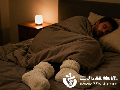 保持规律的作息，避免熬夜