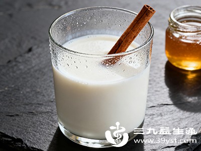 纯牛奶中的脂肪含量因种类不同而有所差异，全脂牛奶脂肪含量约3%-5%，低脂牛奶约1%-2%，脱脂牛奶则低于0.5%