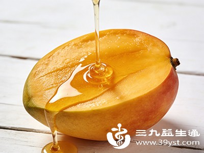 芒果中含有一定量的膳食纤维，蜂蜜有润肠通便的作用，肠胃功能较弱的人如果大量将两者一起吃，可能会引起腹泻、腹痛等肠胃不适症状