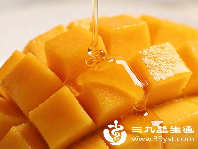 可以将芒果切成小块，淋上少许蜂蜜拌匀后食用，这样既能享受两者搭配的美味，又能避免食用时过于甜腻