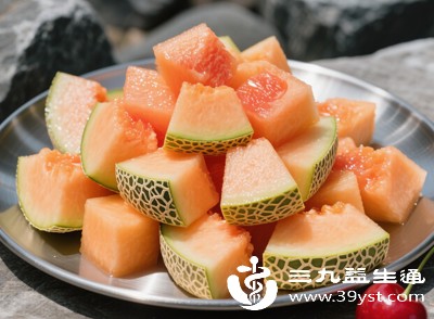 最好在两餐之间作为加餐食用，如上午10点或下午3点，此时身体需要补充能量，能及时消耗哈密瓜中的糖分，避免堆积