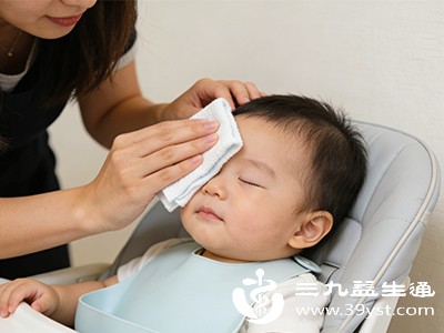 冷敷缓解红肿瘙痒