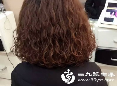 告别“钢丝发” 让发质变软的秘诀 洗护+习惯要做好