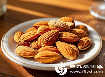 每周坚果推荐摄入量为50-70克，平均到每天约7-10克，但巴旦木营养密度高，可适当增加至15-23克，相当于手抓一小把（约掌心一小捧）