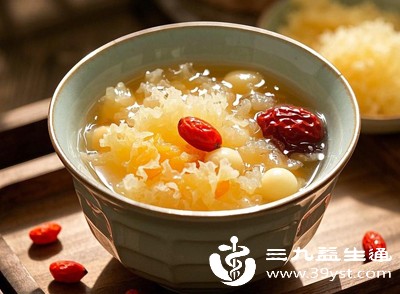 银耳汤水分较多，睡前1小时食用易导致夜尿频繁，尤其孕晚期孕妇本就易起夜，会严重影响睡眠