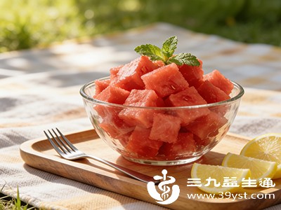 若每次吃少量西瓜后均出现不适，可能是个体对西瓜中的某些成分敏感