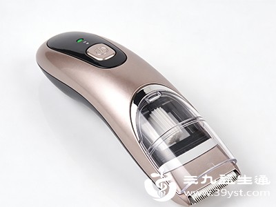 优先考虑电动脱毛器（选择敏感肌专用档位）或光子脱毛，避免化学刺激和剧烈撕扯，脱毛后必须用无香精的保湿产品