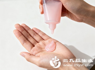 每天涂抹身体乳，尤其脱毛部位，保持皮肤水润，避免干燥引发脱屑和瘙痒