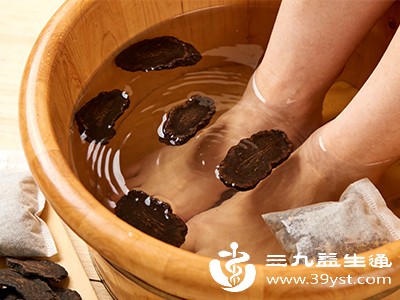 制何首乌性微温，是传统养生中常用于补肝肾的材料，用其煮水泡脚能起到一定的滋养作用