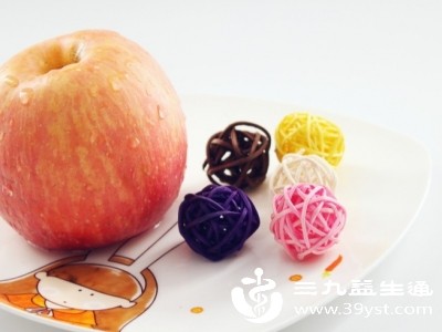 每天吃1-2个带皮苹果（果胶丰富），每周3次在沙拉中加入10克亚麻籽（研磨后食用更易吸收），晚餐可搭配1小碗南瓜粥（含甘露醇）