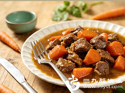 羊肉中的脂肪和蛋白质需要较长时间消化，而西瓜中的大量水分会稀释胃液，若同时食用过多，可能影响羊肉的消化吸收，增加肠胃负担，让人产生腹部饱胀感