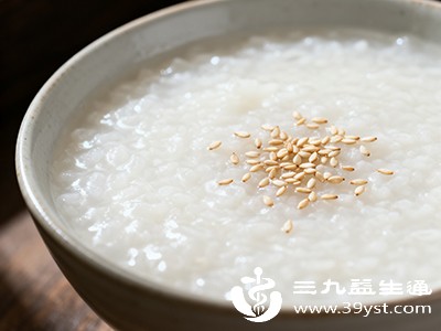 适量饮用温凉的白开水、米汤、面汤等流质食物，能稀释胃内的辣椒素浓度，减轻其对胃黏膜的刺激