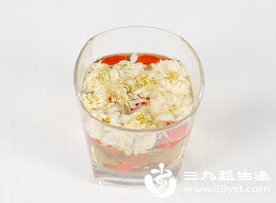 枸杞具有滋补肝肾、益精明目的功效，菊花则能散风清热、平肝明目