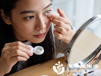 避免镜片接触化妆品