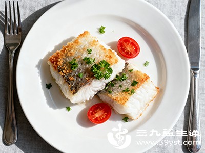 每周吃2-3次深海鱼（如鳕鱼、秋刀鱼），或适量食用亚麻籽，能为身体提供充足的必需脂肪酸