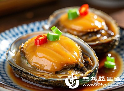 鲍鱼中含有一定量的钙元素，钙是维持骨骼和牙齿健康的关键矿物质