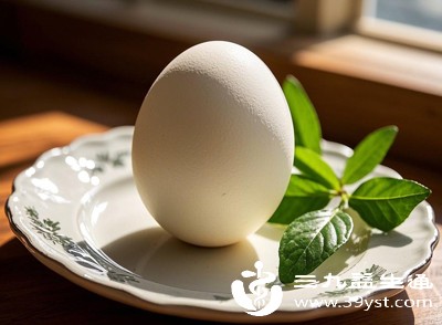 鹅蛋中的蛋白质和脂肪含量较高，消化功能较弱的孕妇食用后，可能会出现腹胀、腹痛、便秘等消化不良症状