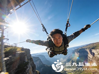 高度近视患者的视网膜较为脆弱，剧烈运动（如跳水、蹦极、拳击等）可能会增加视网膜脱离的风险