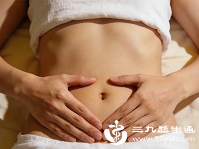 肚子胀得像皮球 试试这几招 不吃药也能排气