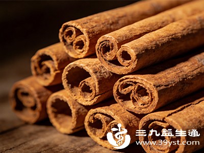 别因传言大量、长期吃肉桂片，过量可能刺激肠胃，引起恶心、胃痛等不适