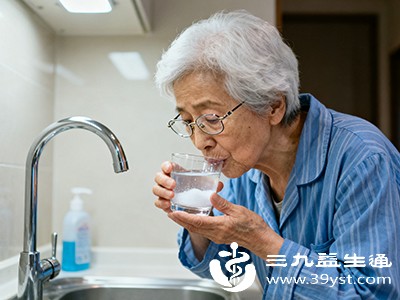 早晚用软毛牙刷刷牙不少于3分钟，饭后用温水或淡盐水漱口，用牙线清洁牙缝