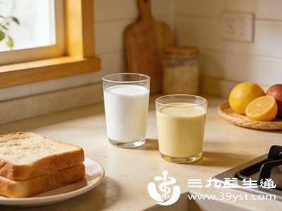 睡前加餐：热牛奶+1片全麦面包