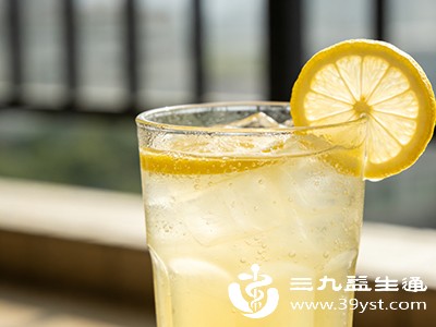 热水能加速柠檬中水溶性成分的释放，如柠檬酸、部分矿物质等，让水更快地带上柠檬的风味和营养