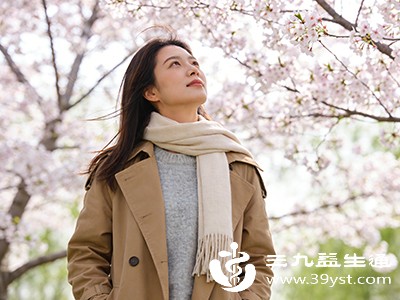 中午气温升高时再适当减少，避免受凉