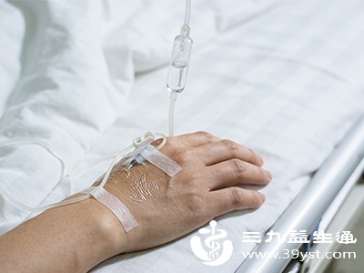 体温超过38.5℃，或出现口干、尿少、头晕、心慌等脱水症状，提示感染严重或体液流失过多，需静脉补液治疗