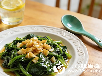 清炒菠菜搭配蒜末，鲜香入味