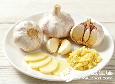 春笋和菠菜偏寒，食用时可以搭配少量生姜、大蒜