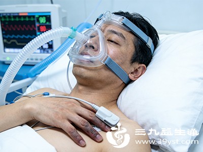 采用低浓度持续吸氧（氧浓度＜35%），避免高氧抑制呼吸中枢加重二氧化碳潴留