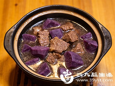 紫薯搭配瘦肉（如紫薯炖牛肉）更合适，瘦肉易消化且蛋白质优质，避免油炸做法