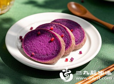每次吃紫薯不超过100克，且需蒸熟煮软，避免吃生紫薯或凉紫薯（如紫薯沙拉），以防刺激肠胃