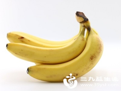 每100克香蕉约含22克碳水化合物，其中大部分是葡萄糖、果糖和蔗糖，能快速被人体吸收，为身体提供能量