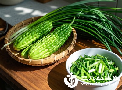 正确烹饪的苦瓜能成为孕中期的优质食材，推荐两款安全又营养的食谱