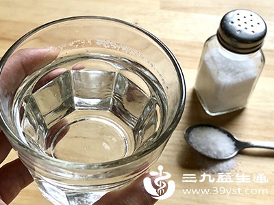 揭秘早晨喝淡盐水的好处 激活肠道 稳定状态 但别超过这个量