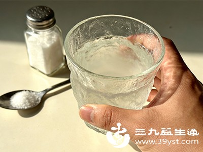 淡盐水的“咸味”来自氯化钠，这一成分对调节体内环境有重要作用