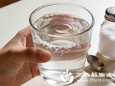 淡盐水补充的水分能加速体内代谢废物（如尿素、尿酸）的排出，减轻器官负担