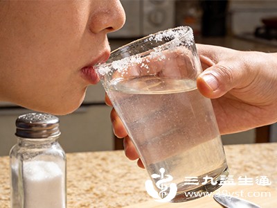 淡盐水的浓度以0.9%左右为宜（约1000毫升水加9克盐），每日摄入量建议不超过200毫升