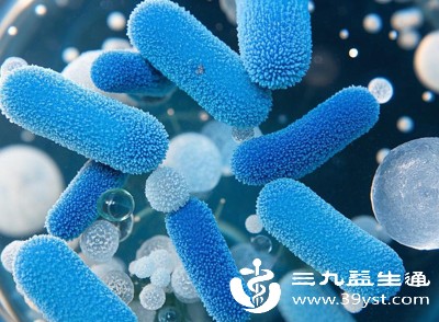 当身体受到细菌、病毒等病原体感染时，免疫系统会启动防御机制，可能引起发热，而手心热可能是全身发热的局部表现之一