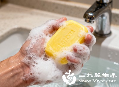 发现后用肥皂水清洗叮咬处，中和跳蚤唾液的酸性物质