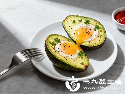 早餐加入坚果、牛油果等健康脂肪，午餐搭配绿叶蔬菜和优质蛋白，晚餐以清淡为主，避免睡前3小时进食