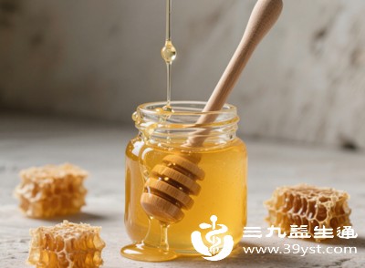 成年人每天食用蜂蜜不宜超过30克，儿童应减半