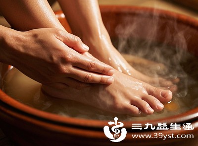 每天用40℃温水洗脚，加入1-2勺小苏打抑制细菌